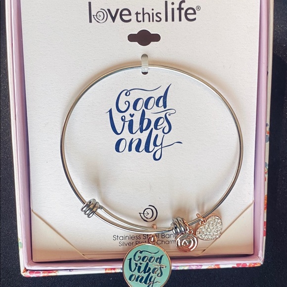 Brand New Boxed ‘GOOD VIBES ONLY’ Charm Bangle Bracelet - Picture 1 of 4